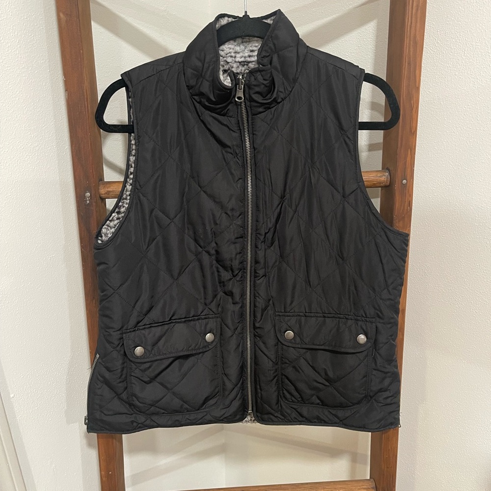 Reversible Women’s Vest with Pockets and Sherpa Lining